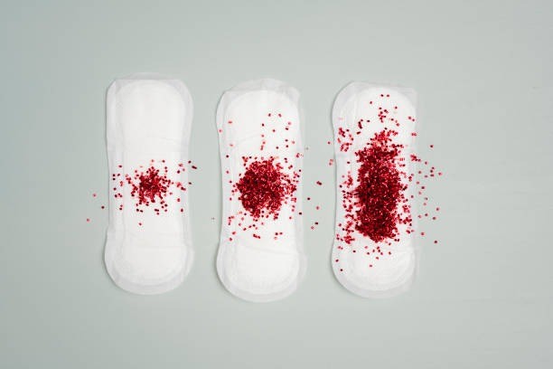 keramas saat haid, mitos menstruasi wanita, larangan saat menstruasi, keramas saat menstruasi aman tidak, tips mandi saat haid, fakta medis haid, perawatan diri saat haid, mitos perempuan, menjaga kebersihan saat haid, bolehkah keramas saat haid